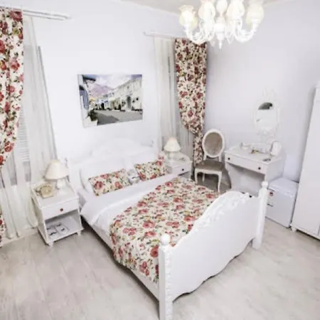 Hotel The White