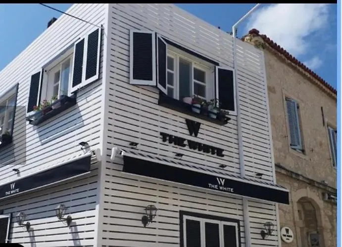 The White Ξενοδοχείο