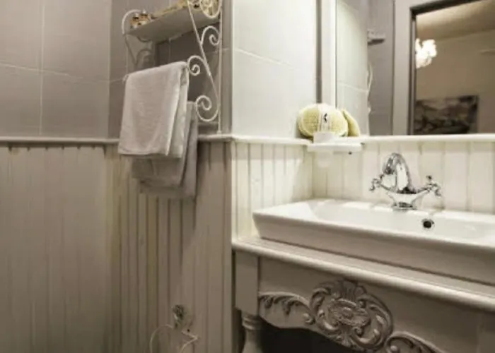 The White Ξενοδοχείο 2*