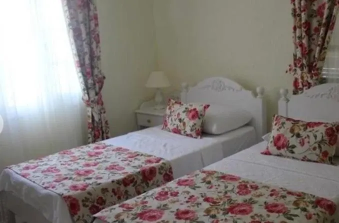 The White Αλακάτι