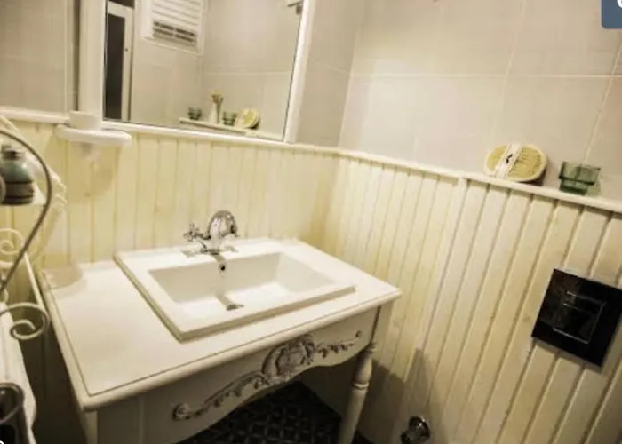 The White 2* Αλακάτι