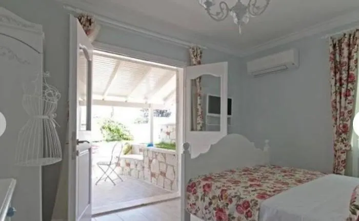 Ξενοδοχείο The White 2*