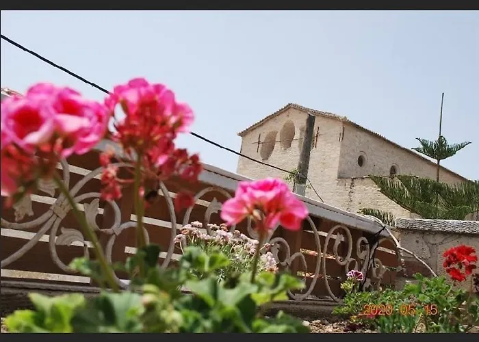 The White Ξενοδοχείο Αλακάτι