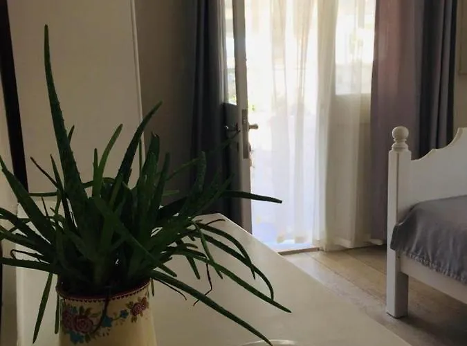 The White Ξενοδοχείο Αλακάτι