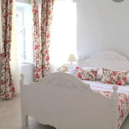 Otel The White